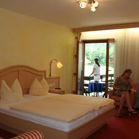 Πανσιόν Garni Zur Wacht 3*